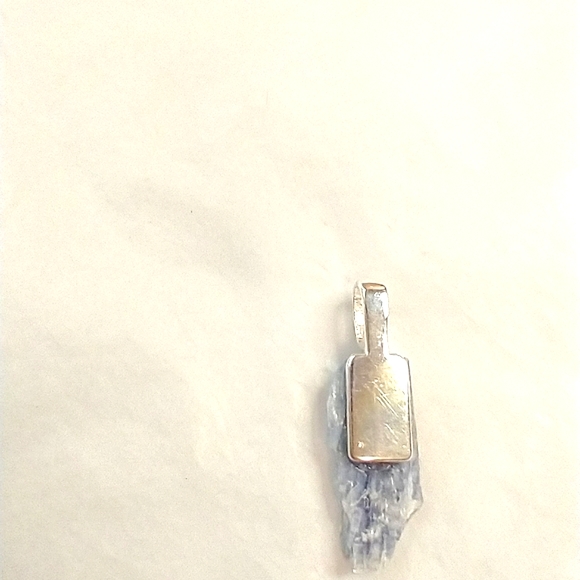 Hand crafted Kyanite small flat stone pendant blue white - Picture 4 of 4